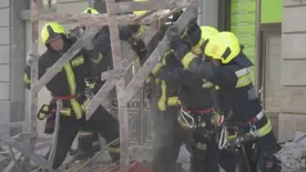 Soha nem látott felvételek a hétfőn leomlott homlokzatú ház elől