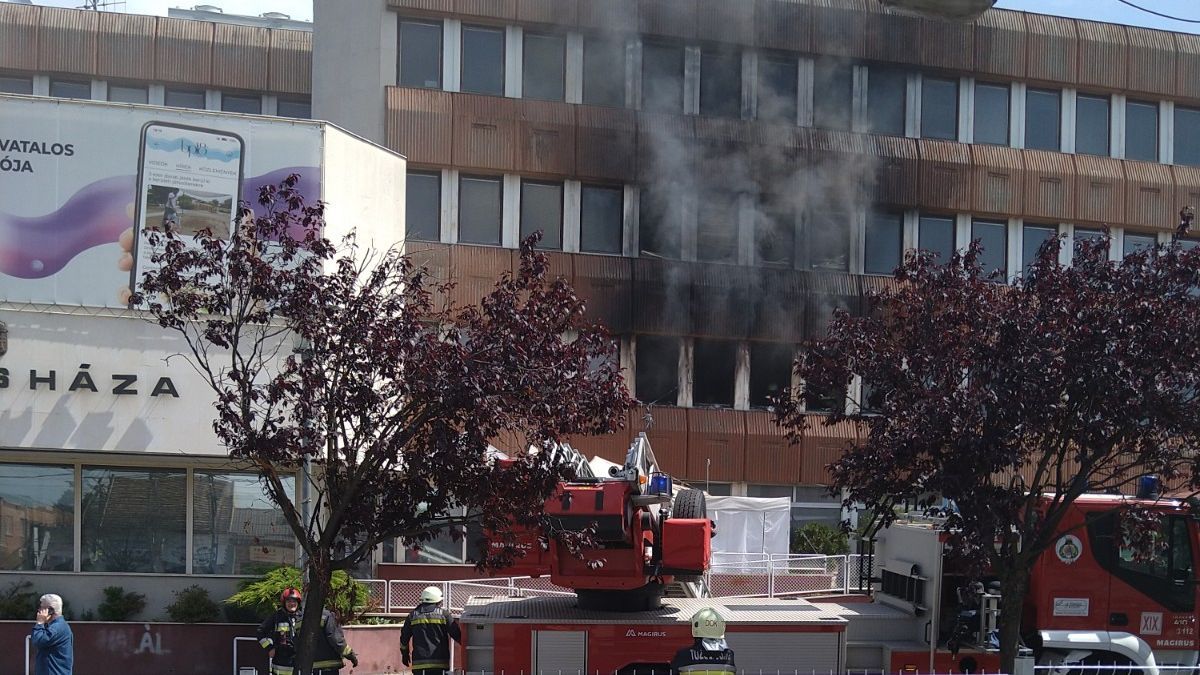 Rohantak a tűzoltók: Kigyulladt egy irodaház Budapesten