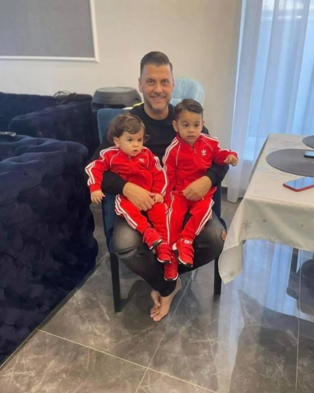 Kökény Attila unokáival, Instagram