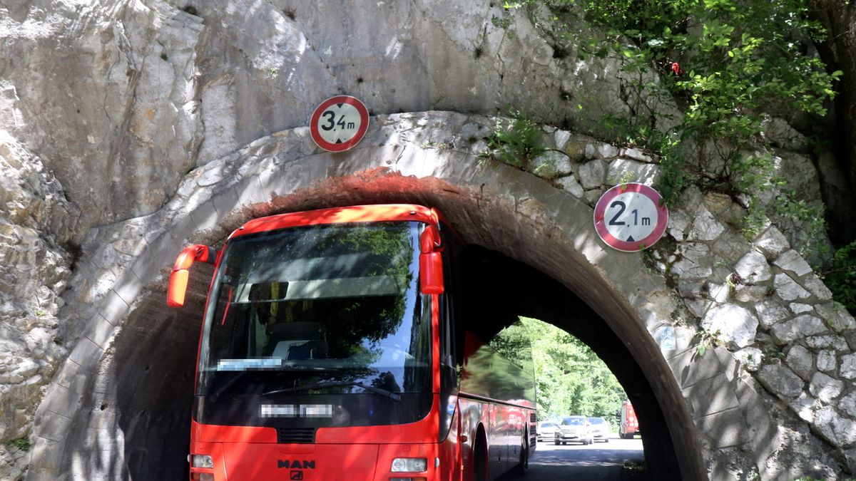 Videó: beszorult egy turistabusz a lillafüredi alagútba