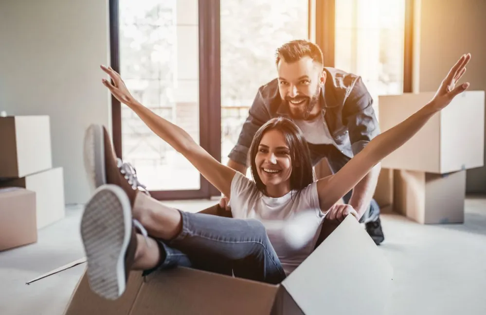 Happy,Couple,Is,Having,Fun,With,Cardboard,Boxes,In,New