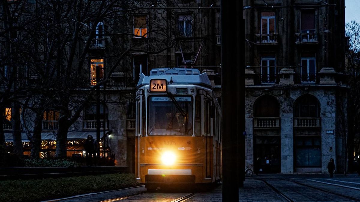 Szexuális erőszak történt hajnalban Budapesten, villamosról leszállva támadták meg a lányt