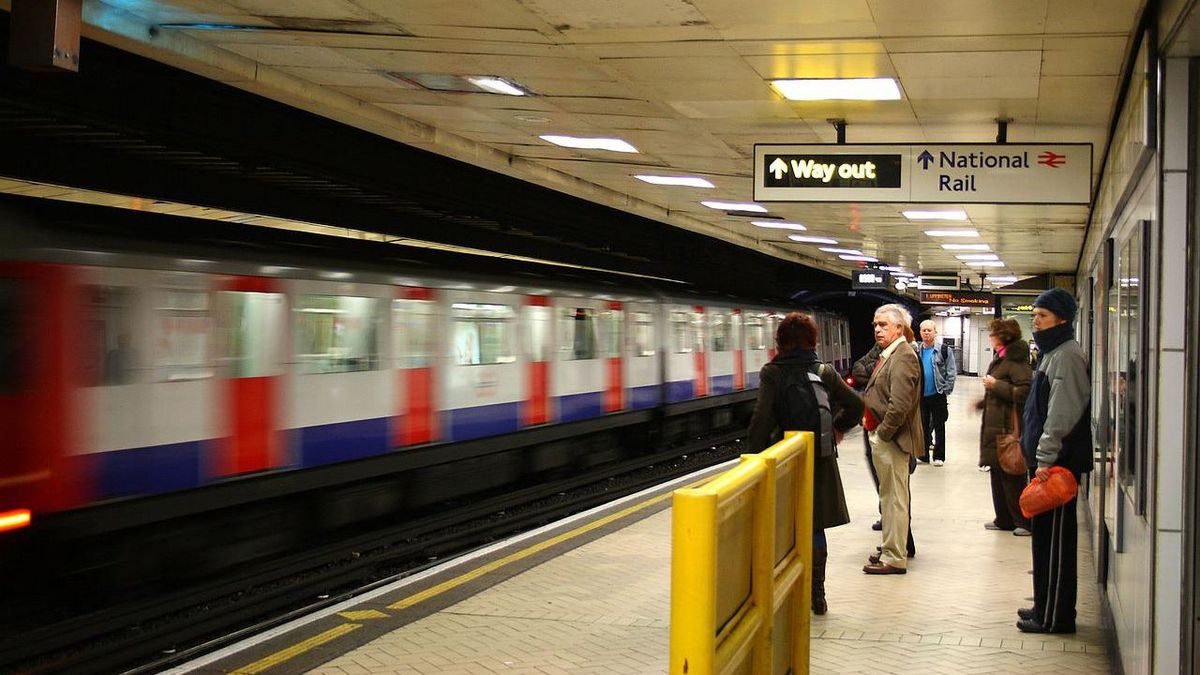 Megszakad a szív: Elhunyt férje miatt ücsörög a metró aluljárójában az özvegy