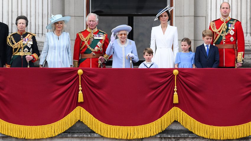 Így mutatott a királyi család a Buckingham-palota erkélyén