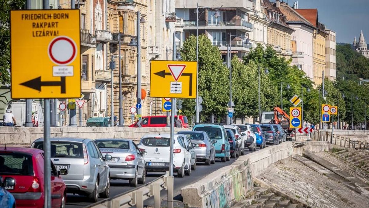 Ismét kiborultak az autósok, a fél fővárost meg kell kerülni