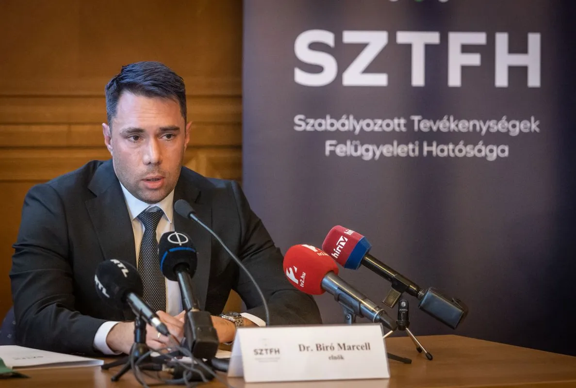 20220615 Budapest, az ELFBAR jelenség magyarországi helyzetéről tarott sajtótájékoztatót Dr Bíró Marcell a SZTFH elnöke, Horváth Gábor a NAV Központi Irányítás ellenőrzési szakigazgatója és Tóth Márk a NAV Közép-magyarországi Bűnügyi Igazgatóságának igazgatója. Fotó: Bánkúti Sándor