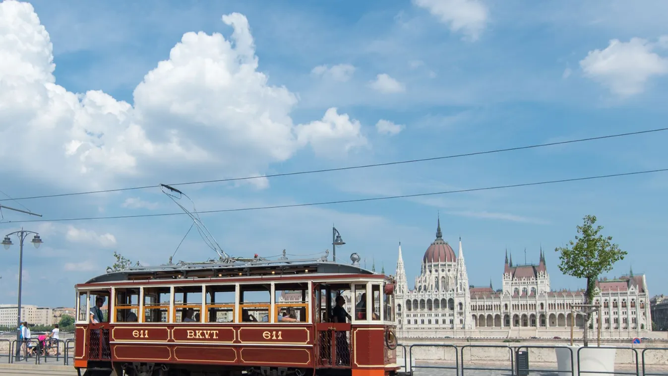Retró járművek közlekednek Budapest utcáin a hétvégén