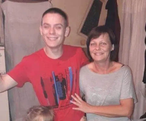 Dabis Krisztián az anyjával, Melindával. A férfi a ceglédi rendőrségen akasztotta fel magát