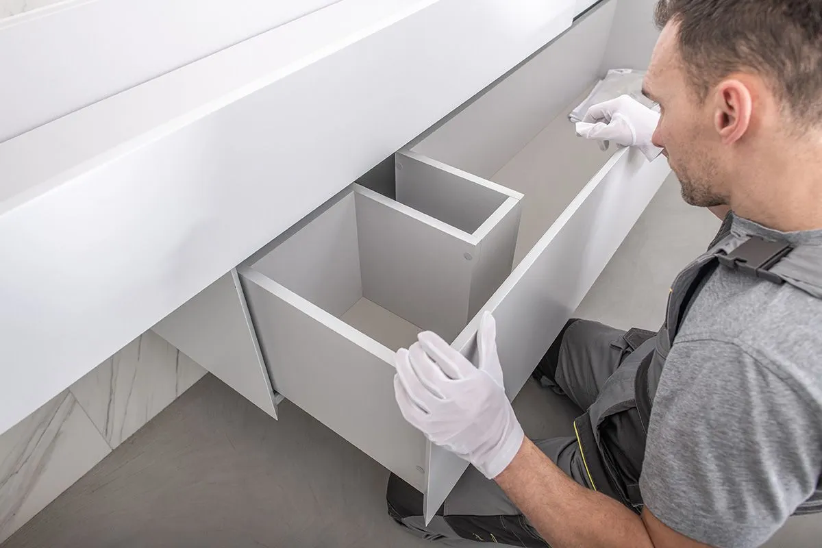 Caucasian,Furnishing,Technician,In,His,40s,Finishing,Modern,And,Elegant