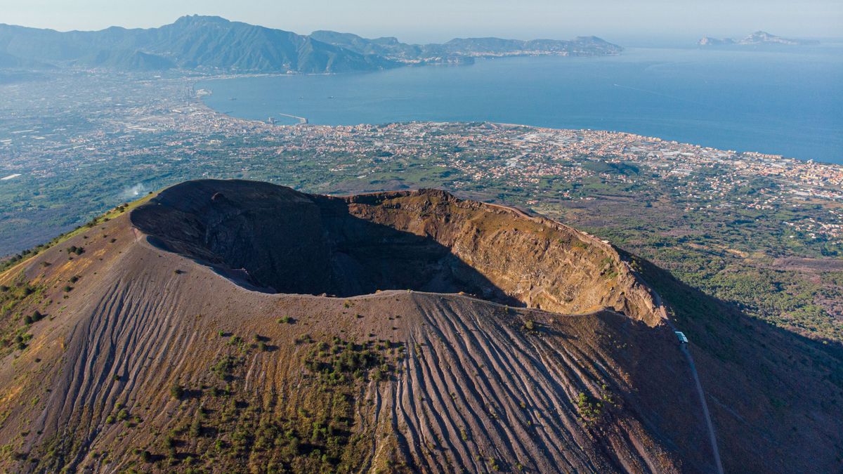 Szürreális baleset, szelfi miatt zuhant a vulkánba egy turista