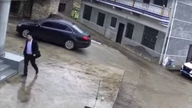 Egyetlen hibát követett csak el a kocsijából kiszálló férfi, ez pont elég, hogy megtörténjen a baj