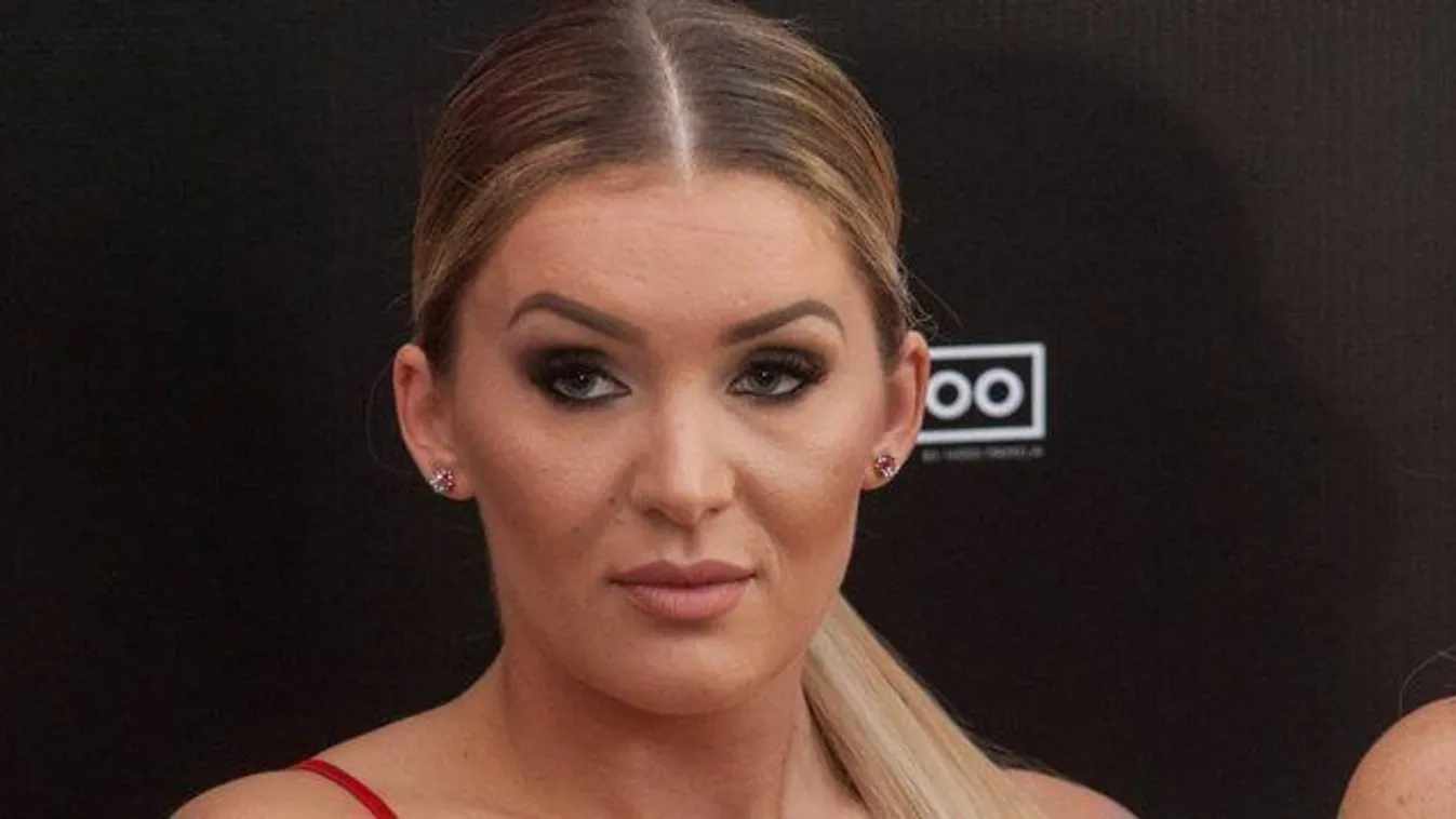 A szűk bikiniből szinte teljesen kiesnek Hódi Pamela mellei