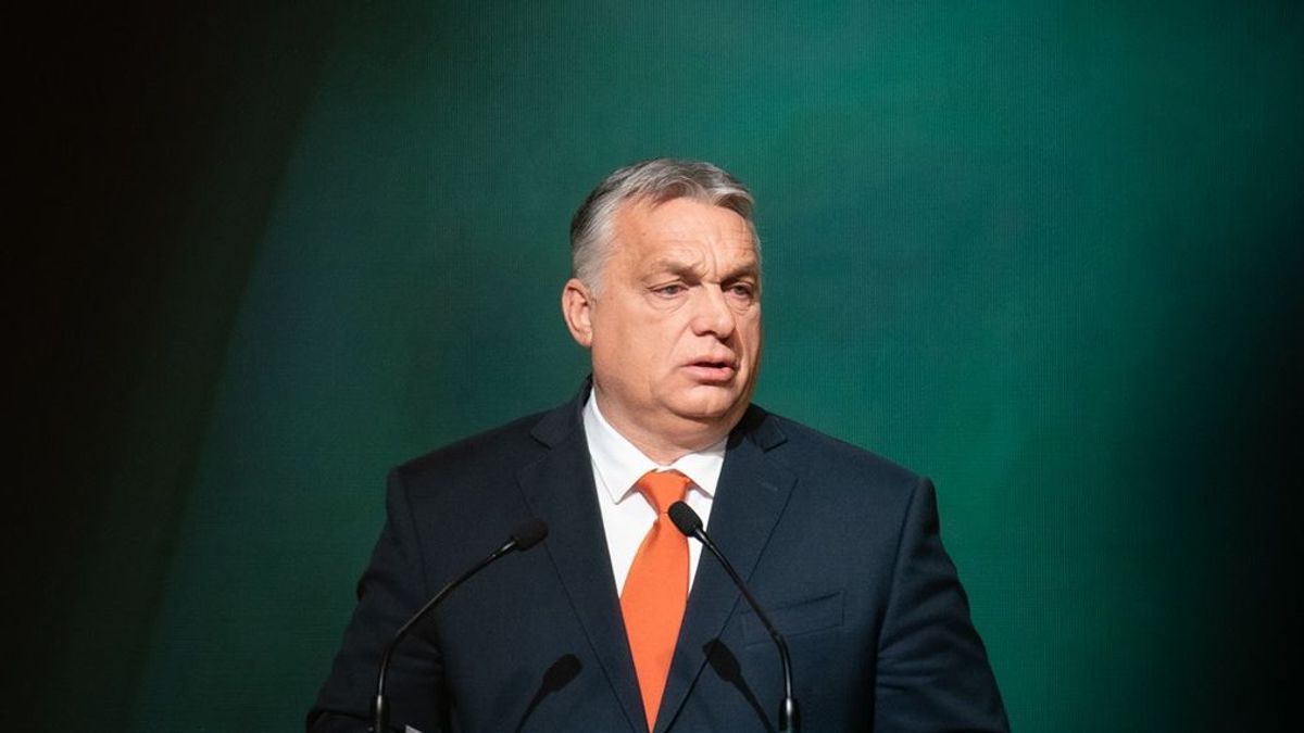 Orbán Viktor lerótta kegyeletét XVI. Benedek ravatalánál