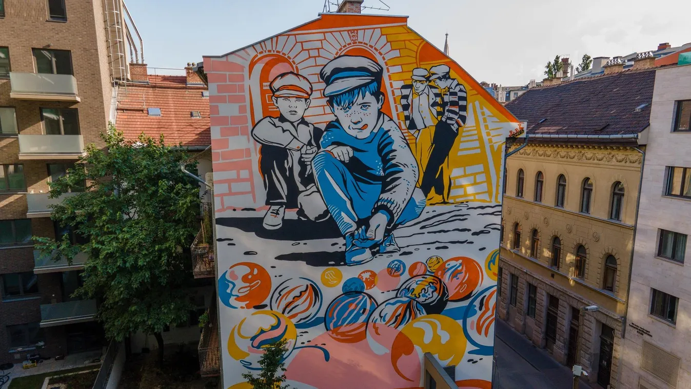 Belvárosi tűzfalon üveggolyóznak a Pál utcai fiúk