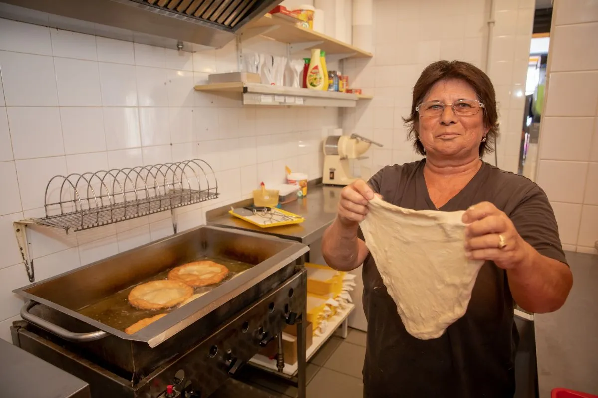 20220629 Révfülöp
Egy felmérés szerint Révfülöpön a Révbüfében készítik az ország egyik legjobb lángosát.
Fotó: Móricz István (MO)
Bors
Lángos