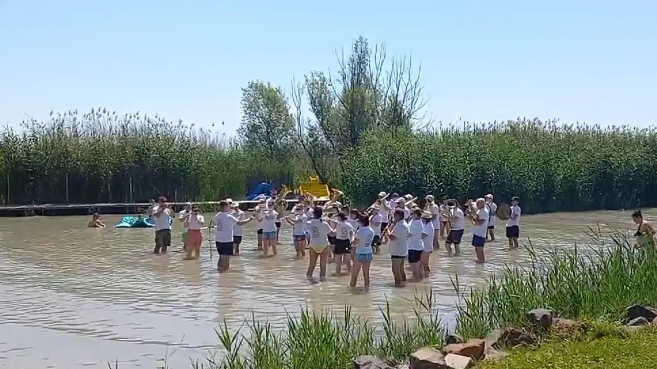 A Balatonból adott koncertet a népszerű fúvószenekar
