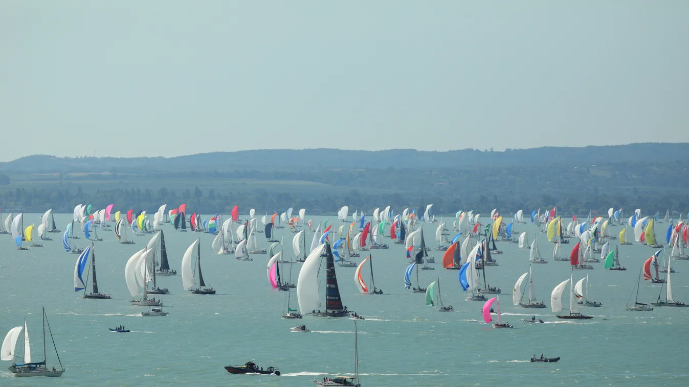 Több mint 500 vitorlással rajtolt el a mezőny Balatonfüredről, egy hajó viszont elsüllyedt!