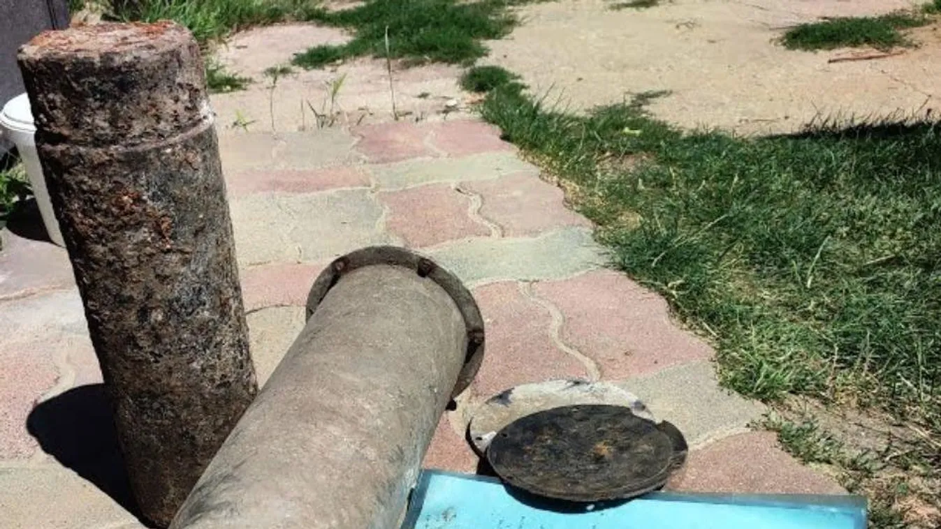 Időkapszulát találtak egy hazai iskola udvarában