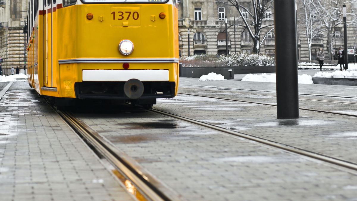 Villamosbaleset történt Budapesten, egy embert a villamos alól kellett kiszedni