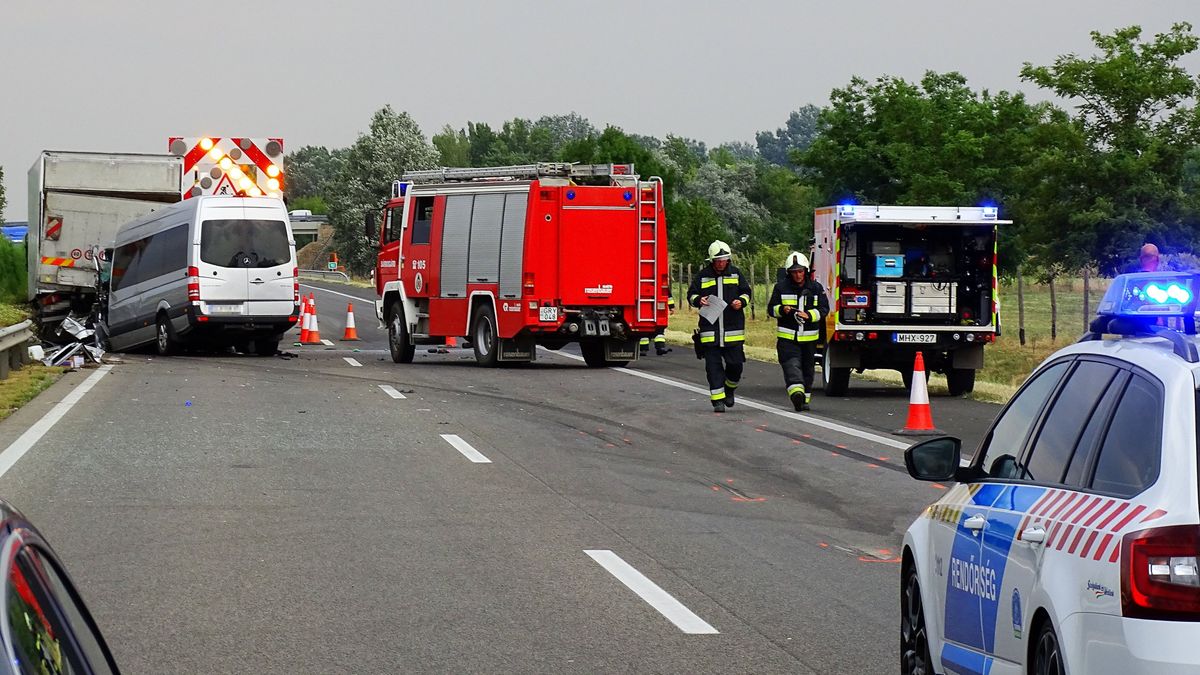 Megrázó helyszíni fotók érkeztek az M5-ös autópályán történt tragédiáról