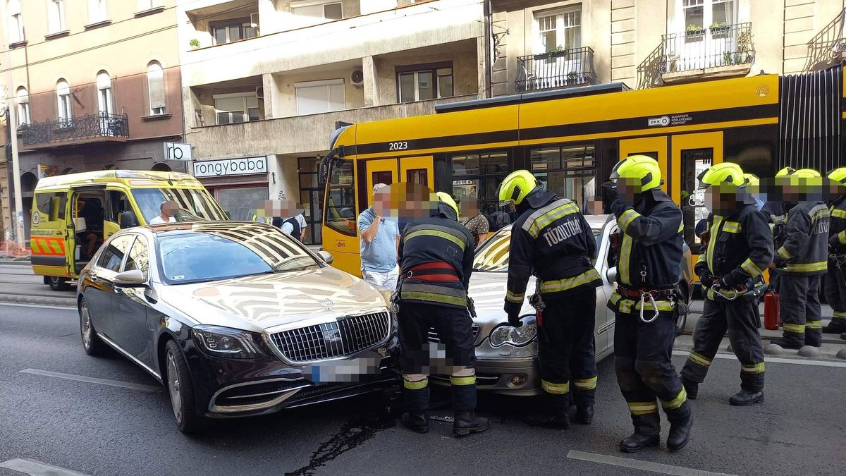 Durva baleset volt a Margit körúton, két autó is ütközött a villamossal