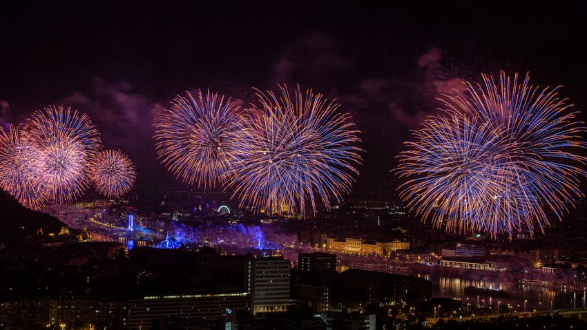 Fantasztikus látvány: Képeken a fővárosi tűzijáték