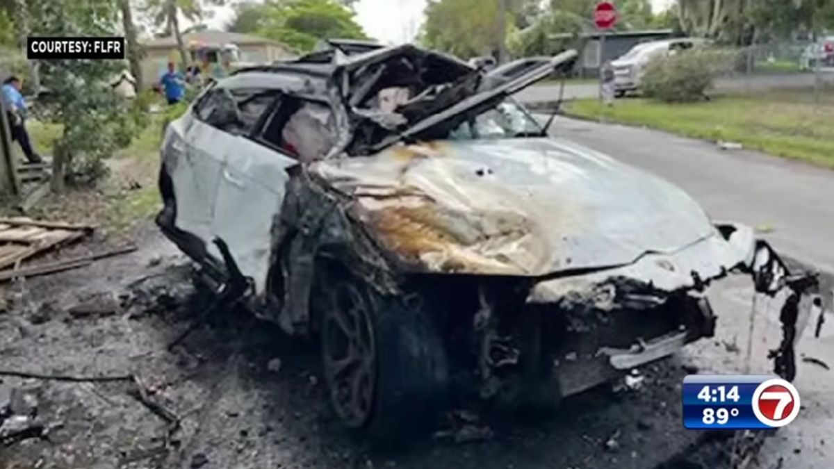 Ház tetejéről pattant vissza a lángoló Lamborghini