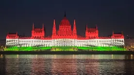 Nemzeti színekben pompázik a Parlament - fotó