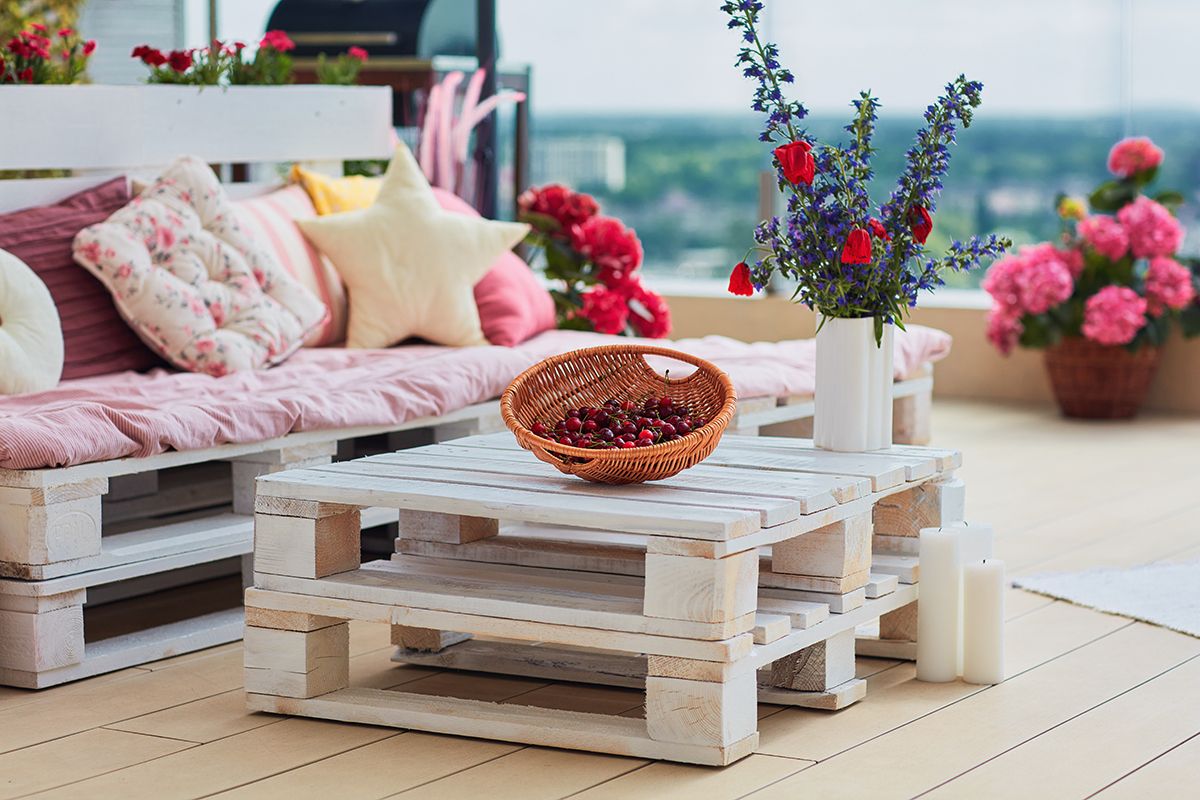 Cozy,Beautiful,Pallet,Furniture,With,Colorful,Pillows,At,Summer,Patio