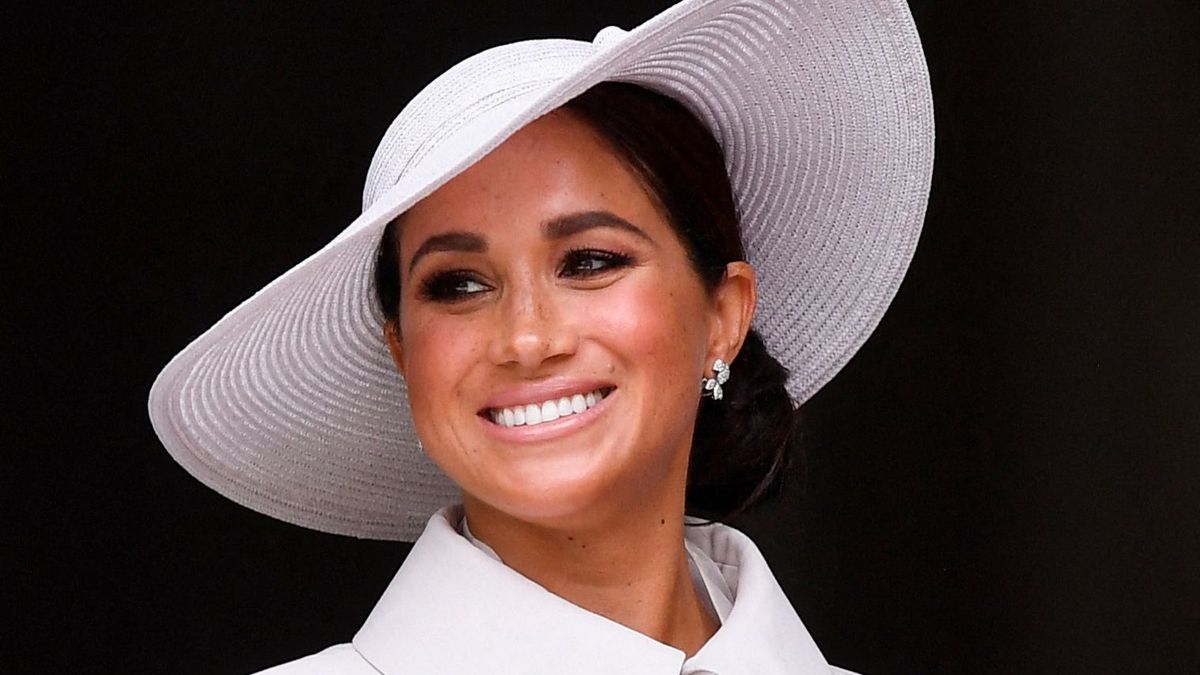 Britain's Meghan, Duchess of Sussex, smiles as she leaves at the end of the National Service of Thanksgiving for The Queen's reign at Saint Paul's Cathedral in London on June 3, 2022 as part of Queen Elizabeth II's platinum jubilee celebrations. - Queen Elizabeth II kicked off the first of four days of celebrations marking her record-breaking 70 years on the throne, to cheering crowds of tens of thousands of people. But the 96-year-old sovereign's appearance at the Platinum Jubilee -- a milestone never previously reached by a British monarch -- took its toll, forcing her to pull out of a planned church service. (Photo by TOBY MELVILLE / POOL / AFP)