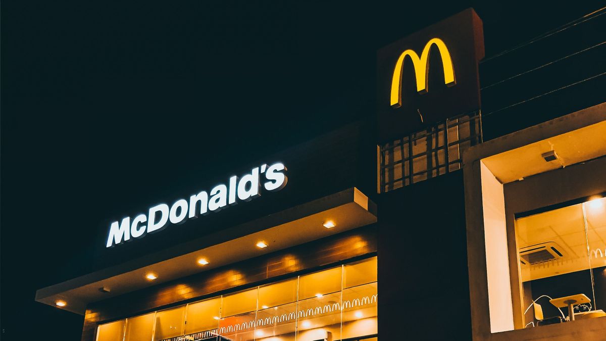 Bizarr látvány a McDonald's-ban: Emberi csontok mellett esznek a vendégek