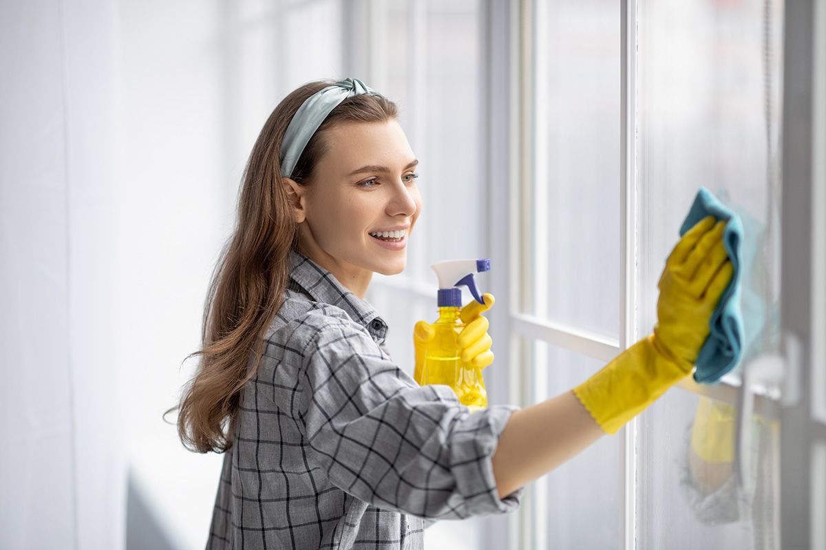 Portrait,Of,Young,Pretty,Lady,In,Rubber,Gloves,Cleaning,Window