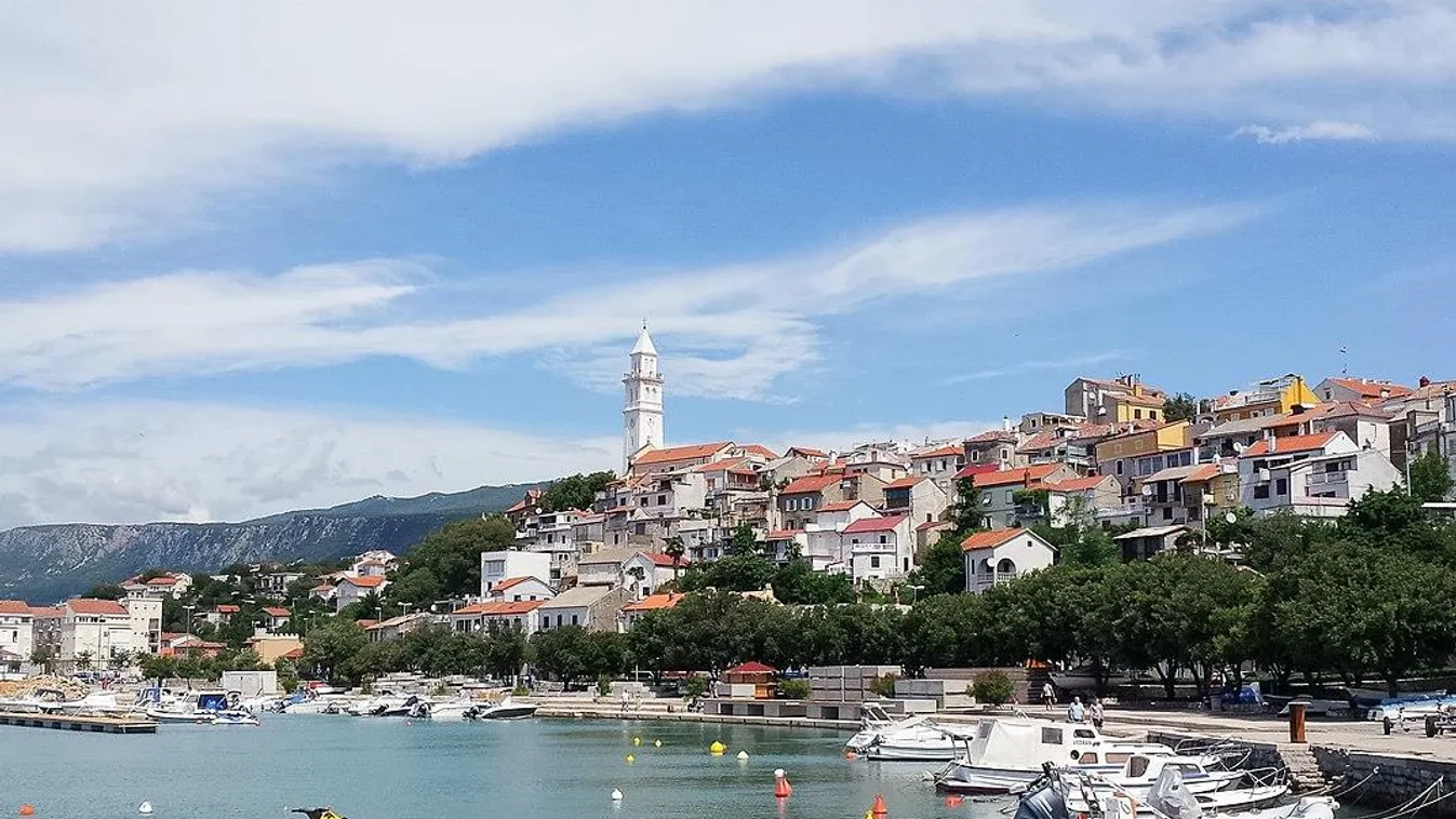Egy horvátországi strandon súlyos pénzbírsággal sújtják a törölközőikkel helyet lefoglaló turistákat