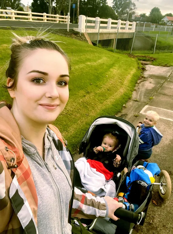 Jenna Allen, pókcsípés, Northfoto, gyerekeivel: Lorenzóval és Lilianával