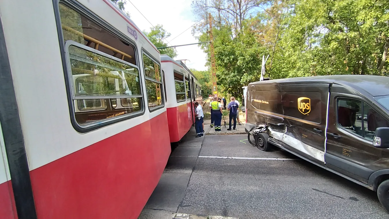 Csomagszállítóval ütközött a fogaskerekű, áll a forgalom