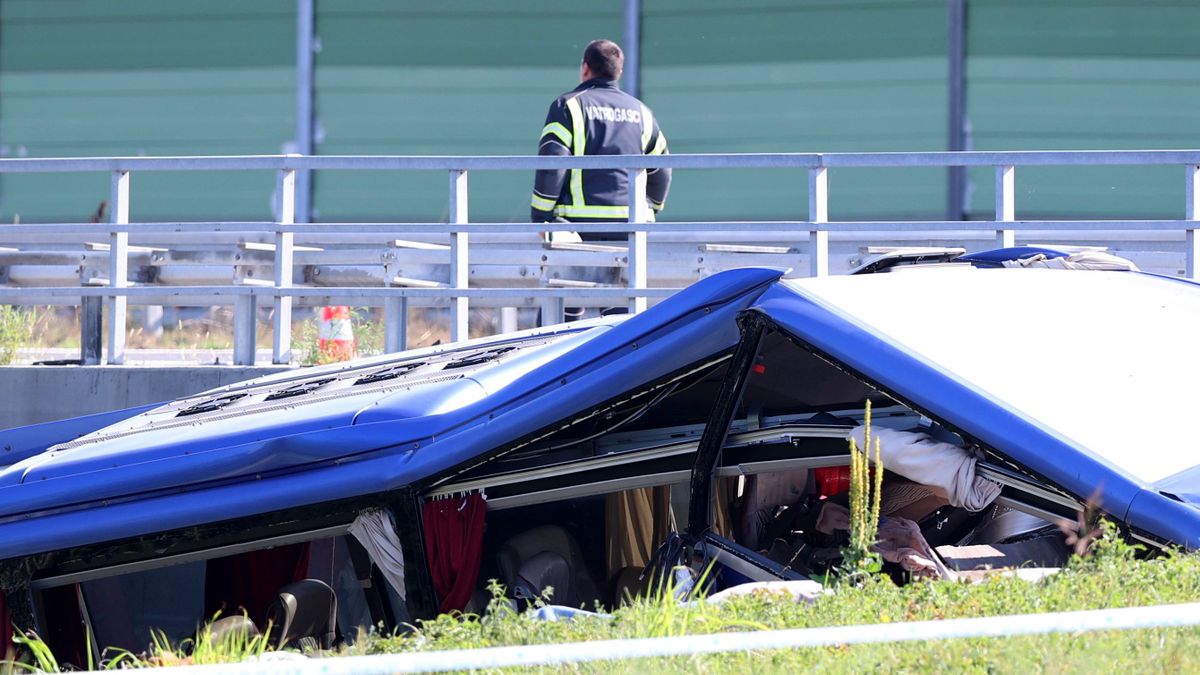 Tizenketten haltak meg egy Magyarország felől érkező buszban a horvát autópályán