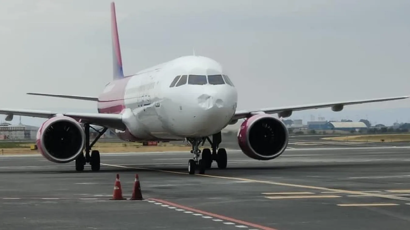 Akkora jégeső volt, hogy behorpadt a Wizz Air-gép orra