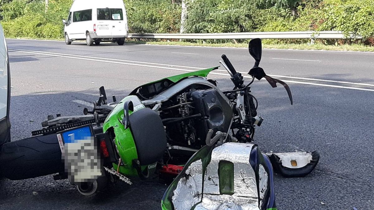 Mentőhelikopter is érkezett a XXII. kerületbe, jelenleg is küzdenek a motoros életéért