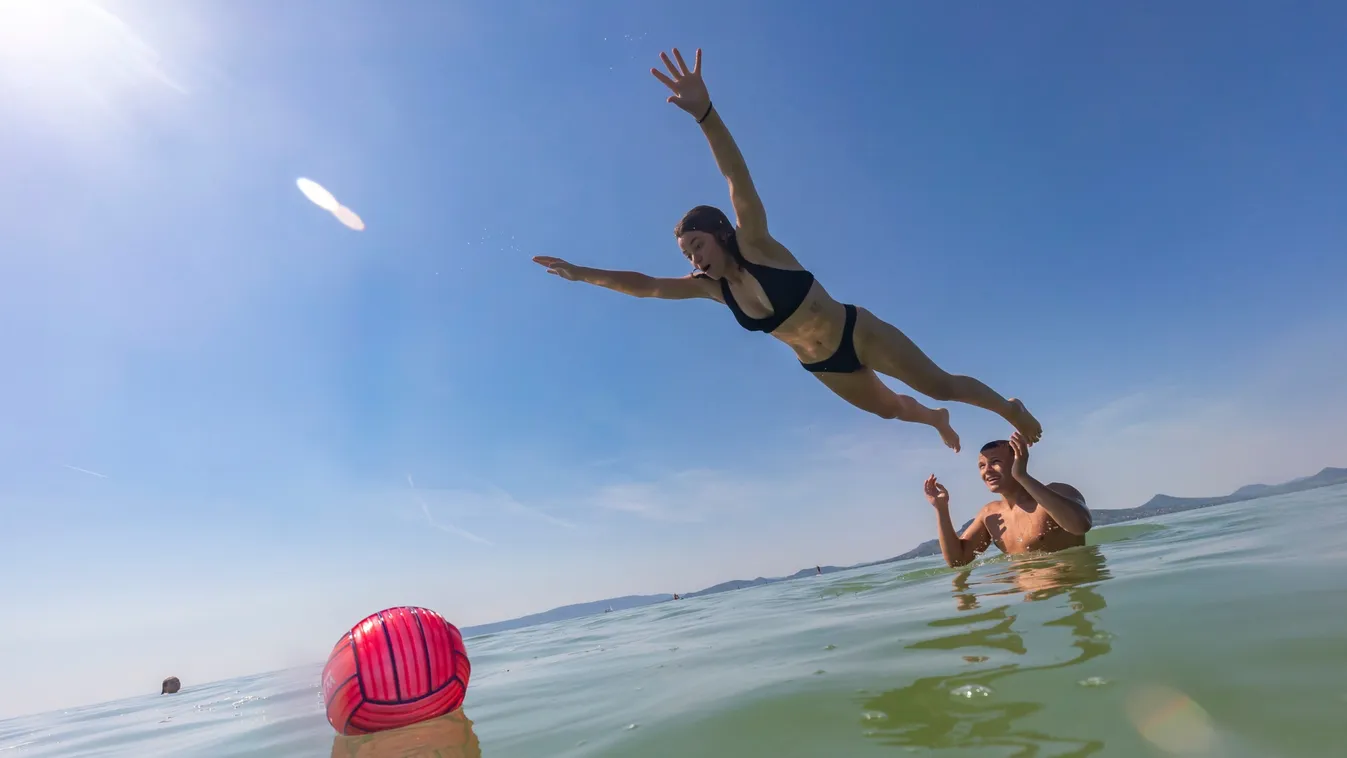 Újra megjelentek a kékalga kolóniák a Balatonban