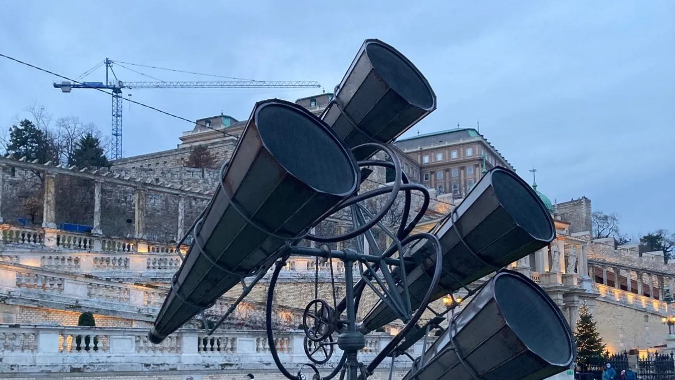Messzelátó vagy lokátor? A Várkert Bazár kerekes tölcsérei