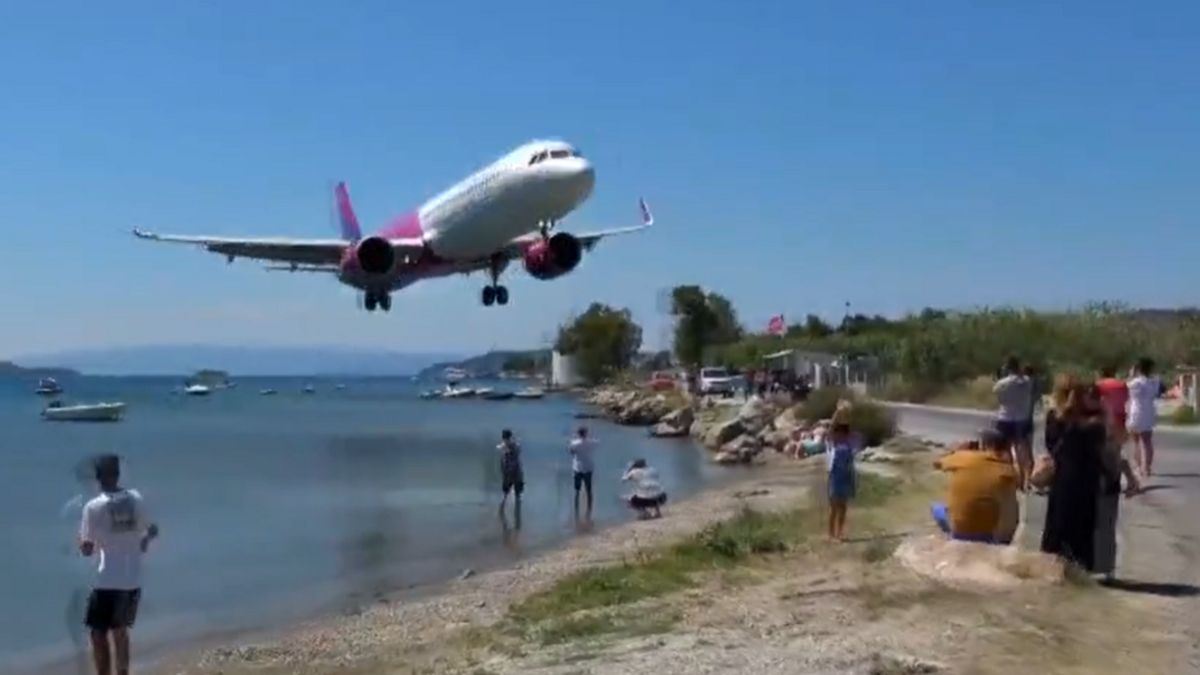 Félelem és reszketés a leszállópályánál, turisták százai figyelik a veszélyes landolásokat – videó