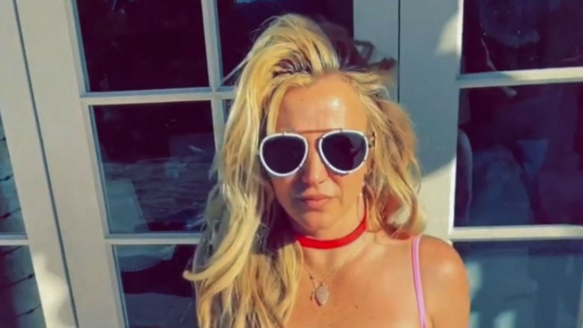 Britney annyira unatkozott, hogy még a bugyiját is letolta a kamera előtt