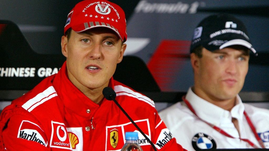 Michael Schumacher mellett Ralf (jobbra) a 2004-es Kínai Nagydíjon