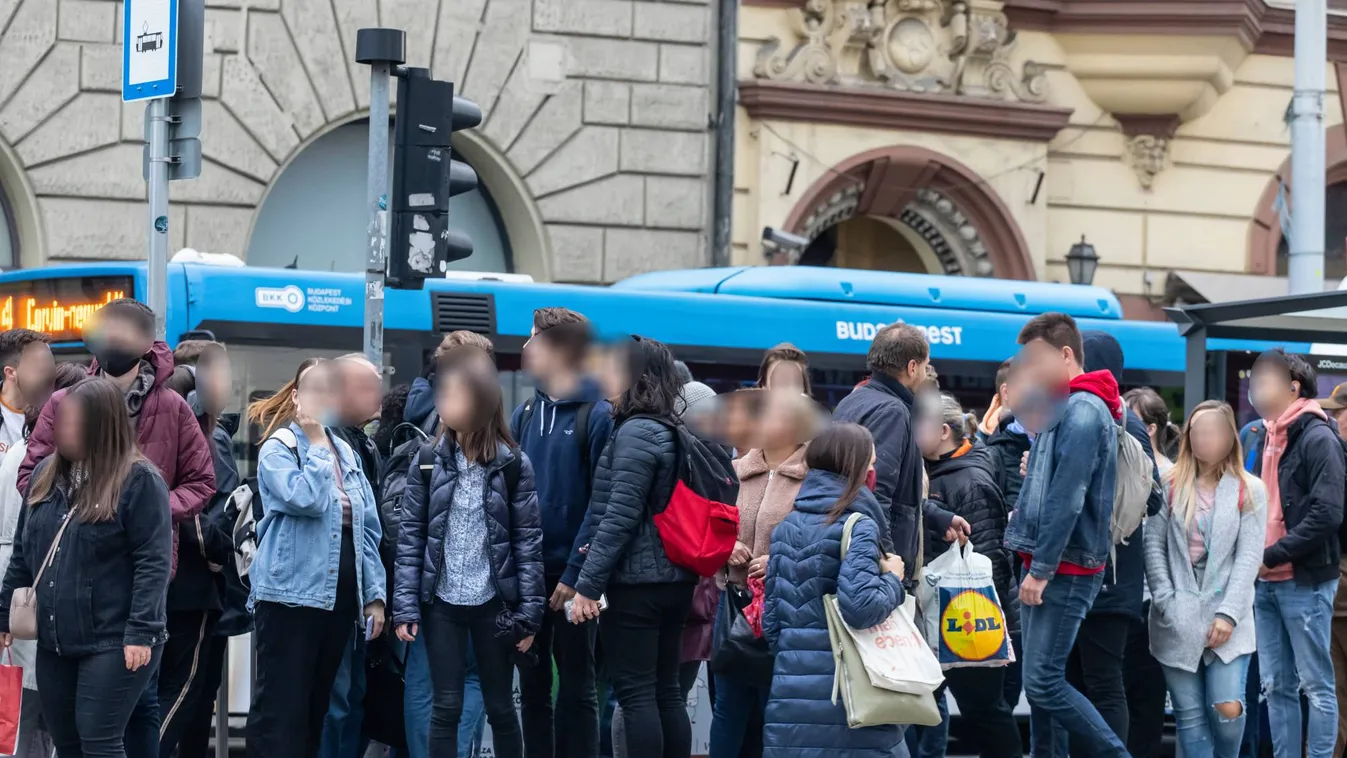 pótlóbusz, tömeg, tömegközlekedés, Fotó: Ripost, MátéKrisztián