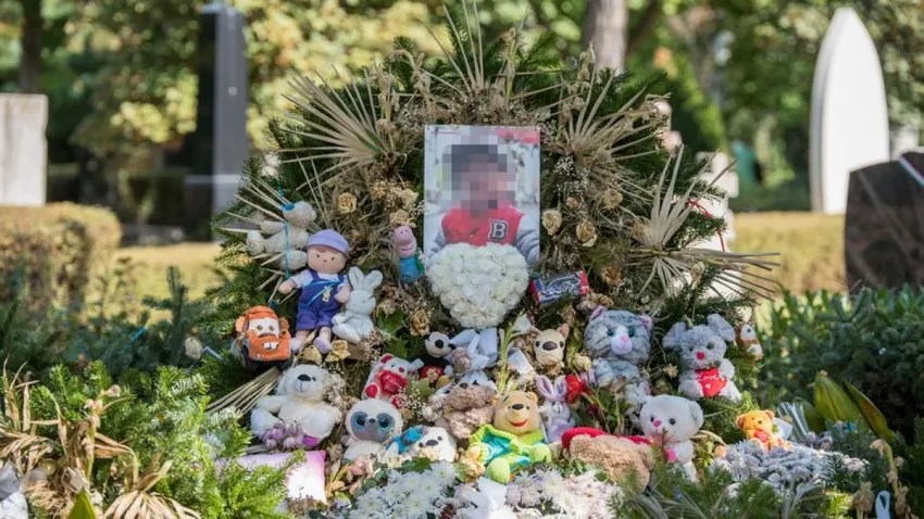 A kis Dávidka sírját ellepték a plüssfigurák