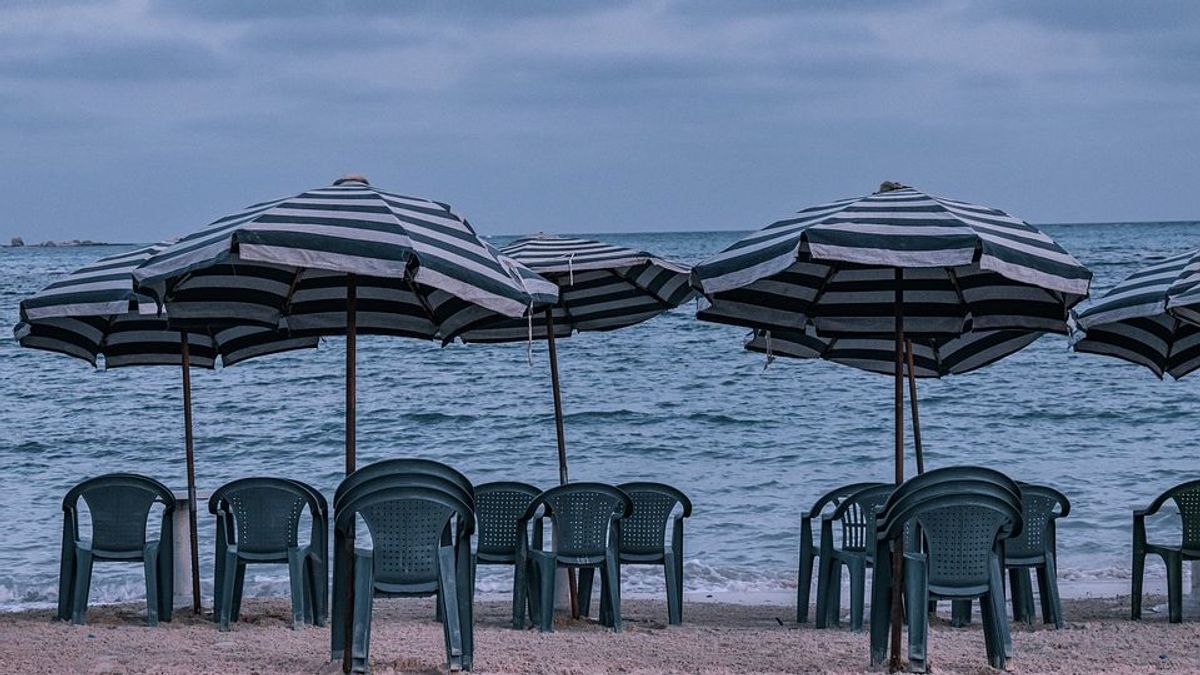 Sokkoló tragédia történt a strandon, napernyő nyársalt fel egy idős nőt