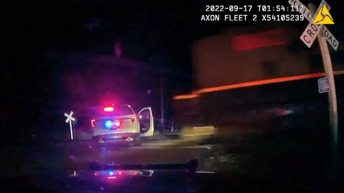 Sokkoló képsorok: Vonat sodorta el a síneken álló rendőrautót, benne a megbilincselt gyanúsítottal – videó