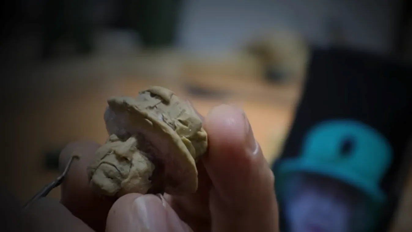 Videó: II. Erzsébet királynőt is miniszoborba foglalja Kolodkó