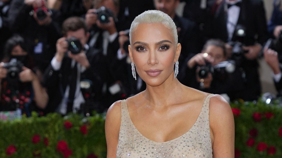 Ujjaival takarta el csupán mellbimbóit Kim Kardashian