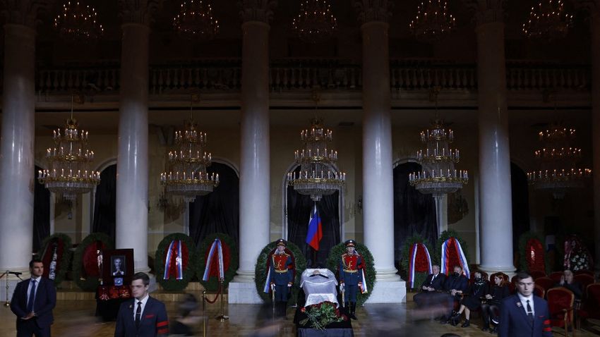 A lesújtott gyászolók órák hosszat állnak sorba, hogy egy percre láthassák Mihail Gorbacsovot
